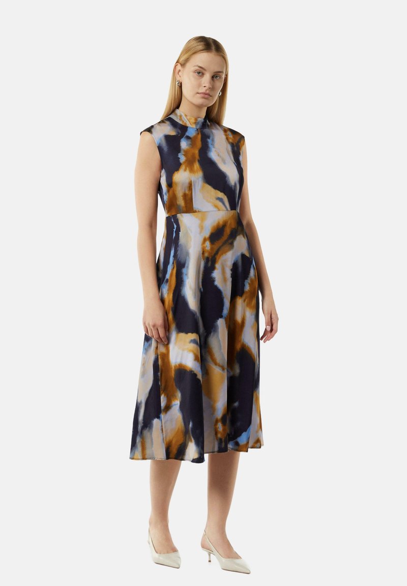 Knielanges ärmelloses Kleid in einem abstrakten Muster aus Marineblau, Blau und Braun; hochgeschnittener Ausschnitt mit tailliertem Oberteil und ausgestelltem Rock. Glatte Textur.