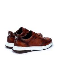 Scarpe sportive in pelle marrone con tomaia testurizzata, suola intermedia bianca e suola esterna in gomma scura; presentano lacci e logo sul tallone.