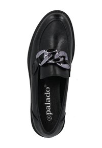 Chaussure noire en cuir à enfiler avec un bout arrondi, dotée d'une chaîne métallique en accent et d'une semelle intérieure texturée. Logo imprimé à l'intérieur.