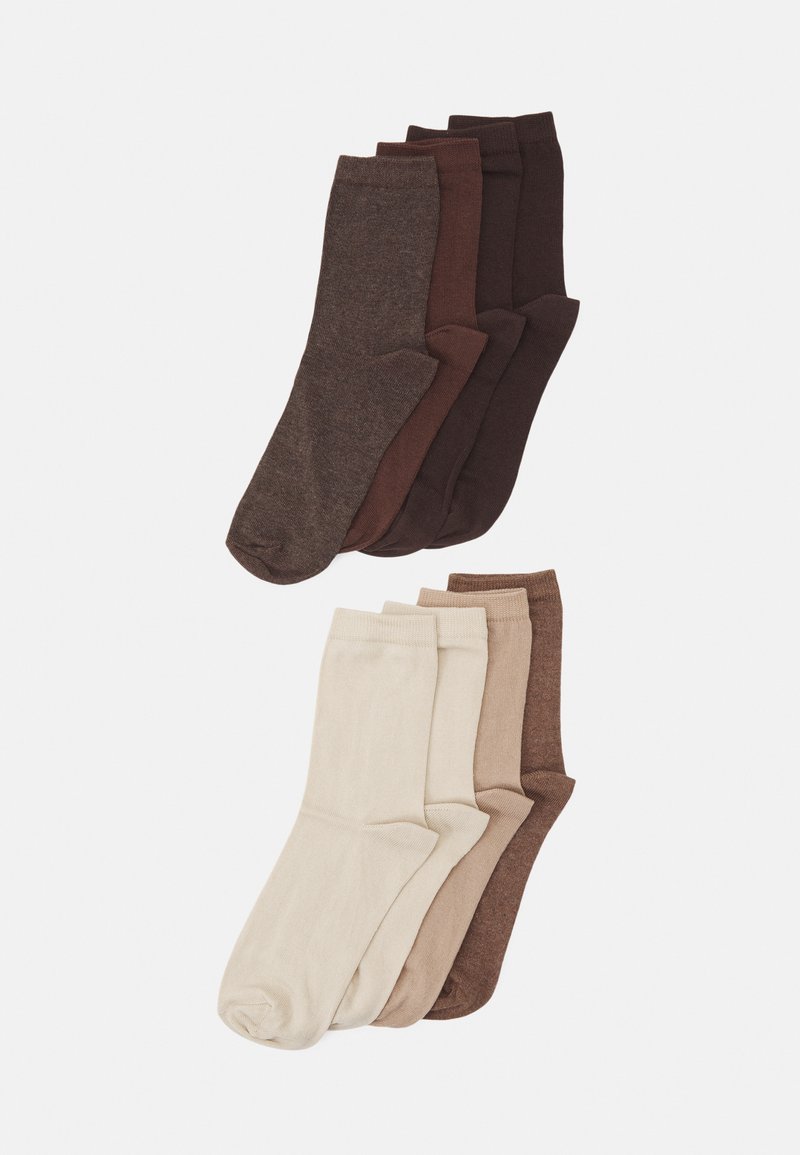 Set van zes unisex sokken: drie donkere bruintinten bovenaan, drie lichte beige- tot bruintinten onderaan. Zacht, rekbaar materiaal met geribbelde manchetten.