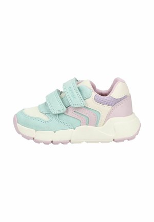 Kindersneaker aus pastellfarbenem Türkis, Rosa und cremefarbenem Wildleder sowie Mesh, mit zwei Klettverschlüssen und einer dicken weißen Sohle.