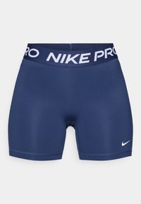 Σκούρο μπλε αθλητικές σορτς Nike Pro με φαρδύ, λευκό λογότυπο στη μέση, εφαρμοστό σχέδιο και λεία υφή, κατάλληλα για αθλητική χρήση.