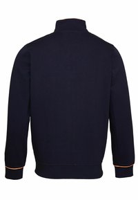 Tummansininen collegepaita, korkea kaulus, pitkät hihat, oranssit yksityiskohdat hihansuissa, tekstuurinen kangas sekä istuva malli ilman näkyviä logoja tai kuvioita.