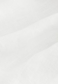 Tissu blanc avec une texture fine et transparente, présentant un motif de tissage subtil, une surface lisse et une apparence légère.