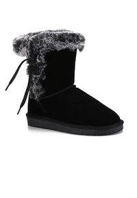 Stivaletti neri in suede con colletto in pelliccia sintetica, dettagli in pizzo sul lato e suola in gomma texturizzata. Morbido al tatto e design a punta arrotondata.
