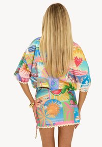 Kimono coloré et à motifs en tissu léger avec des manches courtes, un bord festonné et une taille nouée, présentant des thèmes tropicaux et de plage.