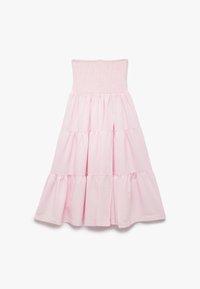 Vaaleanpunainen kerroksellinen mekko, jossa on smokkibodice. Sisältää teksturoidun ruudullisen kuvion ja virtaavan helman, jossa on röyhelökoristeet.