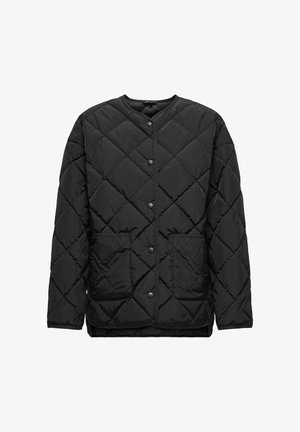 Crna prošivena jakna s okruglim izrezom na vratu, prednjim kopčanjem na gumbe i dva velika džepa na prednjoj strani. Ima uzorak u obliku dijamanta i teksturiranu tkaninu.