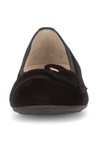 Zwarte suede balletschoenen met een ronde neus, een getextureerde strikaccent en subtiele stikdetails langs de randen. Plat zoolontwerp.