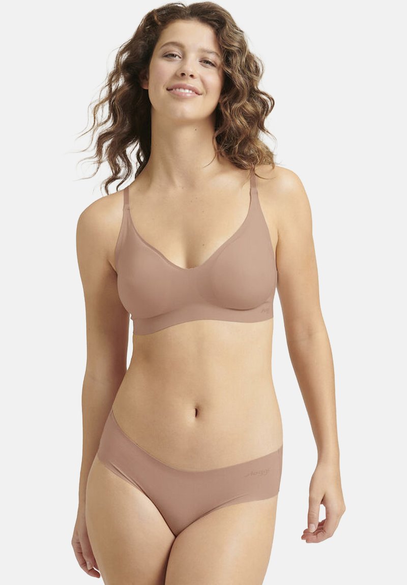 Ensemble de lingerie : soutien-gorge couleur brun clair et culotte assortie, en tissu lisse, avec des bonnets non rembourrés, des bretelles ajustables, un design minimaliste et une marque discrète.