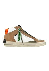 Des baskets montantes en marron, blanc et orange. Matières en daim et cuir avec des lacets verts, semelle en caoutchouc et une étiquette de marque attachée.