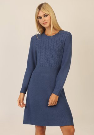 Strickkleid in Blau mit einem strukturierten Zopfmuster am Oberteil, gerippten Ärmeln und Rock, ausgestattet mit einem klassischen Rundhalsausschnitt.
