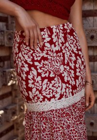 Next TEXTURED WITH TRIM TALL  - Maksihame - red spliced print