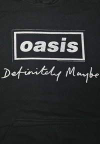 Sort sweatshirts med en hvid boks, der har ordet "oasis" og sætningen "Definitely Maybe" skrevet i håndskrift under.