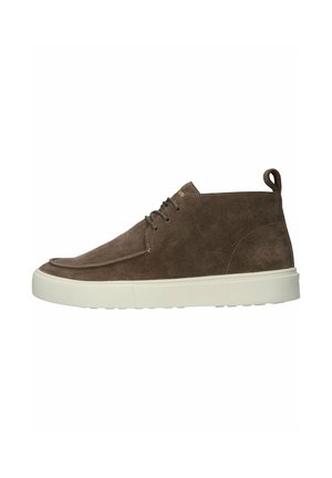 Zapatillas altas de ante marrón con una textura suave, suela de goma blanca, diseño con cordones y una lengüeta trasera para facilitar el uso.