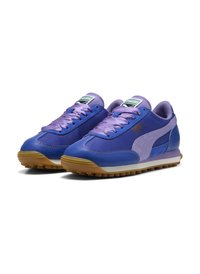 Violet urheilusandaalit, joissa on nahkainen päällinen, teksturoitu nylonkorostus ja kumipohja. Varustettu violetilla nauhoilla ja brändäyksellä kielekkeessä.