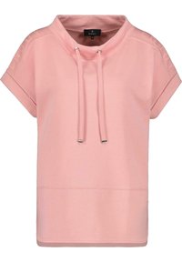 Sudadera rosa con un corte relajado, mangas cortas y cuello tipo embudo. Presenta cordones plateados y un sutil detalle del logo en los hombros.