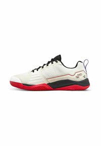 Herren-Sportschuhe aus Mesh und synthetischen Materialien. Sie verfügen über ein weißes Obermaterial, schwarze Akzente, eine rote Außensohle, eine gerippte Textur und ein Logodetail.