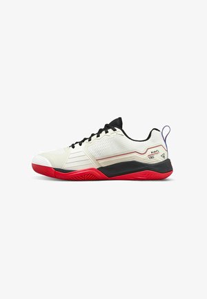 Herren-Sportschuhe aus Mesh und synthetischen Materialien. Sie verfügen über ein weißes Obermaterial, schwarze Akzente, eine rote Außensohle, eine gerippte Textur und ein Logodetail.