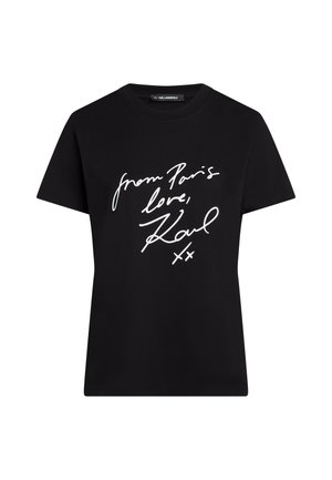Čierne tričko s krátkym rukávom s bielym ručne písaným nápisom "from Paris love, Karl xx" uprostred prednej časti, okrúhly výstrih.