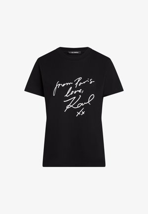 T-shirt noir à manches courtes avec texte manuscrit blanc « from Paris love, Karl xx » centré sur le devant, col rond.