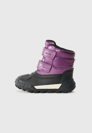 Botas de inverno infantis roxas com solas de borracha preta, tiras de velcro e um acabamento brilhante. Apresentam um cabedal texturizado e uma biqueira reforçada.