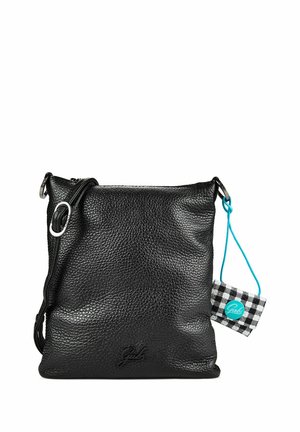 Schwarze, strukturierte Leder-Umhängetasche mit verstellbarem Riemen und einem schwarz-weiß karierten Anhänger, der mit einer blauen Schnur befestigt ist.