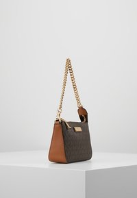 Bruine en donkergepatroneerde handtas met een gouden kettingriem, rechthoekige vorm, van leer, met een logoplaat en ritssluiting.