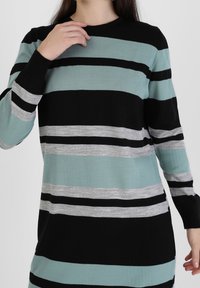 Pull en tricot avec rayures horizontales en noir, sarcelle et gris clair. Col rond et manches longues avec poignets côtelés. Texture douce.