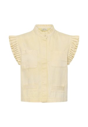 Kremasta bluza kratkih rukava s naboranim ovratnikom i rukavima, dva džepa na prsima i zatvaranjem na gumbe sprijeda.