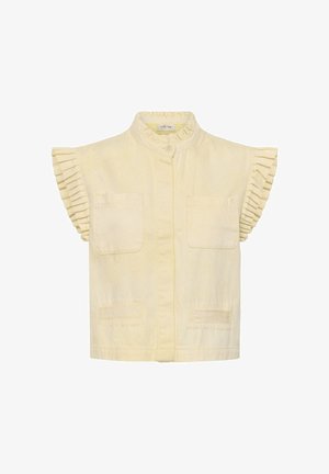 Kremasta bluza kratkih rukava s naboranim ovratnikom i rukavima, dva džepa na prsima i zatvaranjem na gumbe sprijeda.