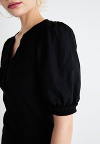 GAP HENLEY PUFF - Lihtne T-särk - true black