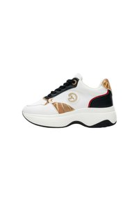 Sneaker bianco con accenti neri e un motivo dorato di lato. Presenta una suola bianca voluminoso e una punta arrotondata. Inclusi lacci neri.