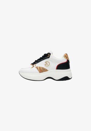 Białe sneakersy z czarnymi akcentami i złotym wzorem po boku. Posiadają masywną białą podeszwę i zaokrąglony koniec. W zestawie czarne sznurówki.