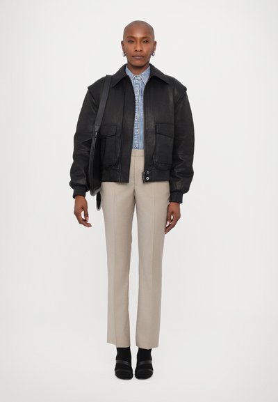 REMAIN Bomberjakke - black