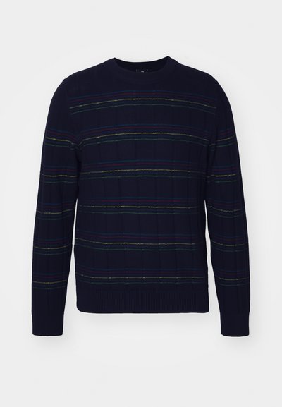 Sweater azul-marinho com um padrão texturizado, apresentando listras horizontais coloridas em verde, vermelho e amarelo. Decote redondo e punhos canelados.