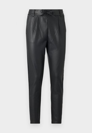 Pantaloni in pelle nera con una texture liscia, vita elastica e pieghe frontali. Presentano un laccio in vita e gambe affusolate.