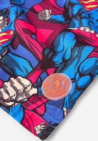 Maudymosi šortai, pagaminti iš spalvingos medžiagos, su superherojaus grafikos dizainu mėlyna, raudona ir juoda spalvomis, su pridėta guma badge.