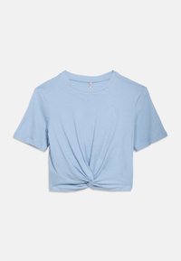 Ανοιχτό μπλε κοντομάνικο crop top με στρογγυλή λαιμόκοψη και λεπτομέρεια μπροστινού κόμπου, εμφανιζόμενο σε λευκό φόντο.