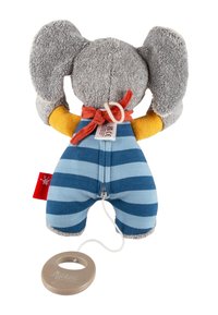 Giocattolo elefante di peluche grigio con grandi orecchie, indossa una salopette a righe blu e una cravatta rossa. Presenta un meccanismo a cordicella alla base.