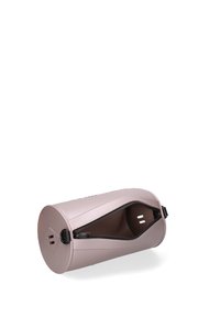 Borsa rotonda rosa con cerniera, realizzata in materiale liscio, caratterizzata da un'ampia apertura e un design minimalista con una base arrotondata e dettagli laterali.