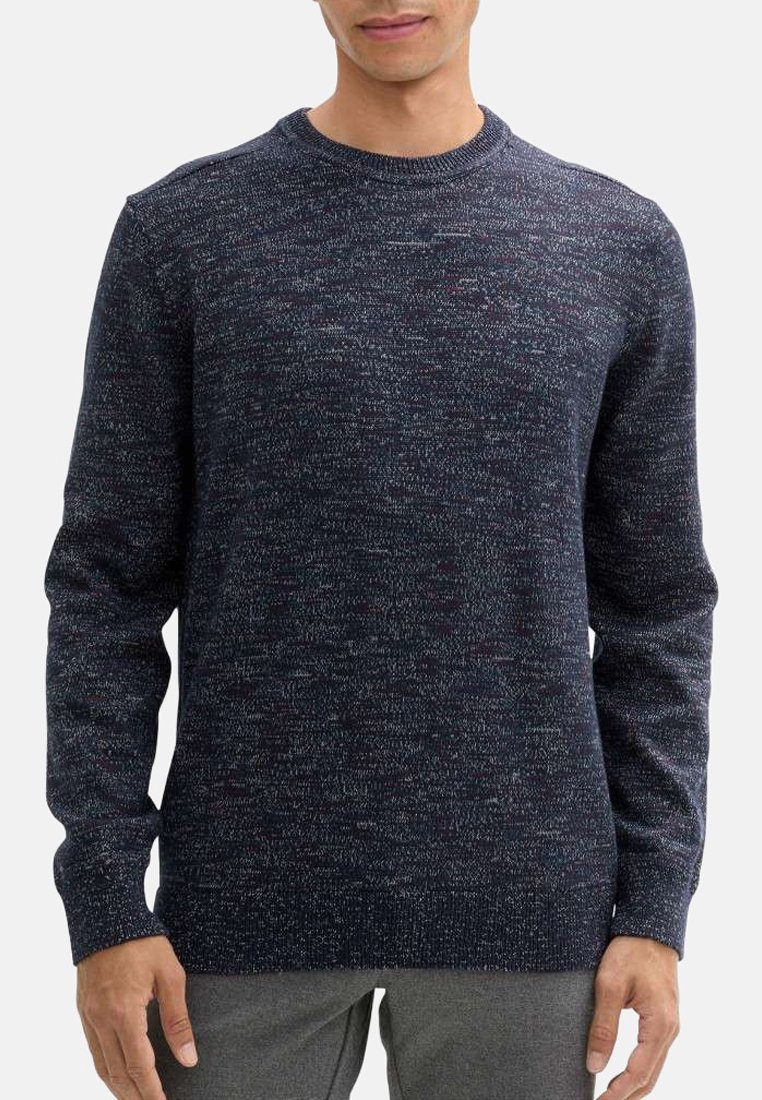 Pull en mailles marine avec un motif texturé, col rond et manches longues. Présente des petites speckles discrètes et des détails aux épaules.
