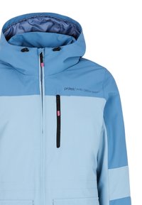 Blauwe waterdichte jas met een rits aan de voorkant, contrasterende lichtblauwe panels, een capuchon en zwarte accenten. Heeft een zak met een roze ritstrekker.