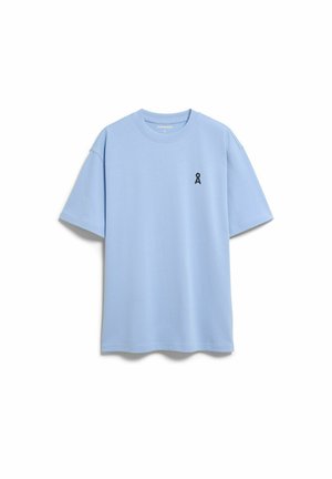 Lichtblauw T-shirt met korte mouwen, ronde hals en een klein zwart symbool op de linkerborst tegen een effen witte achtergrond.