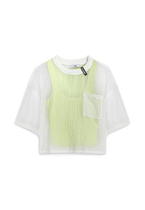 Kurzärmeliges, gekürztes Shirt aus transparentem, weißem Material mit einer hellgrünen Innenschicht und einer kleinen Brusttasche.