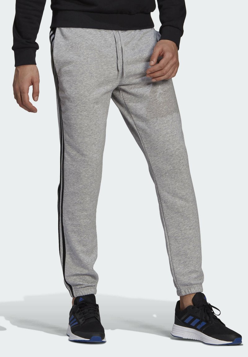adidas Performance ESSENTIALS FRENCH TERRY TAPERED 3-STREIFEN HOSE - TrÃ¤ningsbyxor - grey/grÃ¥ 