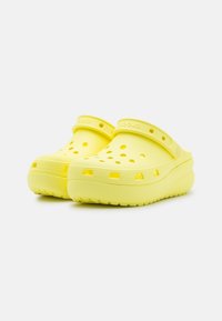 Crocs CLASSIC CUTIE - Pantofole - sulphur
