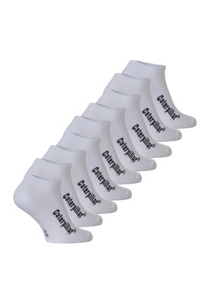 Acht paar witte enkelsokken in een rij, elk met het zwarte "Caterpillar"-logo aan de zijkant bedrukt.