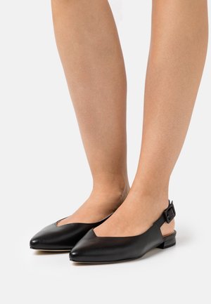 Zwarte leren slingback ballerina's met puntige neuzen. Heeft een V-vormig ontwerp en een kleine vierkante gesp op de band. Textuur oppervlak.