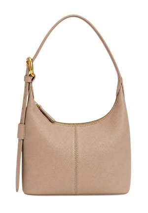 Borsa a mano in pelle beige con un singolo manico superiore, dettaglio fibbia tono oro e scomparto principale con zip.